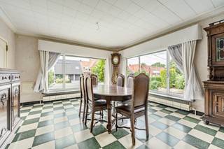 Op een goed bereikbare en landelijk gelegen locatie bevindt zich deze veelzijdige eigendom met tal van mogelijkheden. Het geheel omvat een te renoveren woning die bovendien volledig onderkelderd is, een eigen waterpartij (gelegen in industriegebied), landbouwgronden en een ruime loods van 475m².<br /><br />De woning biedt een uitstekende basis voor wie op zoek is naar een renovatieproject en de bestaande woonst volledig naar eigen smaak en behoeften wil moderniseren. Dankzij de combinatie van de verschillende gebouwen en gronden biedt deze eigendom bovendien mogelijkheden voor wie wonen, werken en ruimte graag wil combineren.<br /><br />De ruime loods biedt dan weer heel wat praktische mogelijkheden voor opslag, stalling, hobby's, materiaal of andere activiteiten, afhankelijk van de geldende voorschriften en bestemmingsmogelijkheden.<br />De ligging is vlot bereikbaar, terwijl u tegelijk geniet van de rust en openheid van het omliggende landschap.<br /><br />Deels gelegen in industriegebied wat mogelijkheden biedt voor het bijbouwen van een werkplaats, af te stemmen met de gemeente.<br />Totale oppervlakte: 13.656m²<br /><br />Richtprijs: €695.000<br /><br />Nieuwsgierig wat deze eigendom in petto heeft voor jou? Geef ons een seintje voor een bezoek!