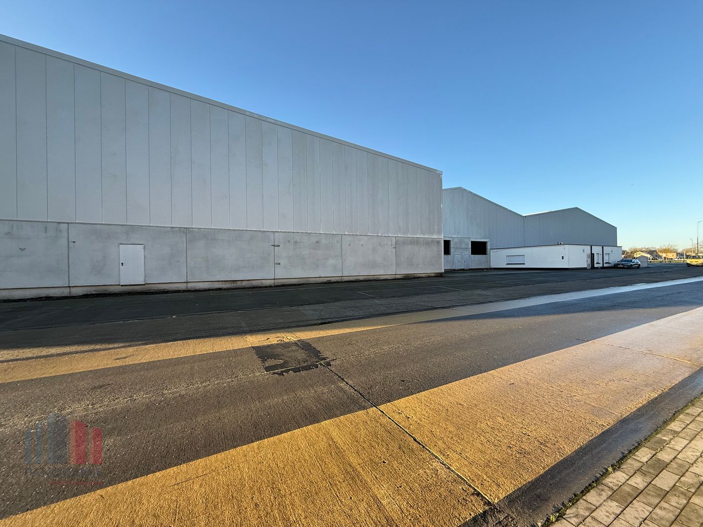 7500 m² magazijnruimte met kantoren op zeer goede locatie nabij de N35 - foto 4