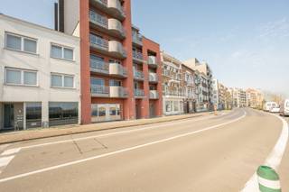 Res.Santos. Lichtrijk appartement gelegen vlakbij het strand van Zeebrugge met mooie open zichten aan de voor- en achterkant.Indeling: inkom met...