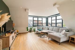 Deze stijlvolle penthouse bevindt zich op de derde en vierde verdieping en is toegankelijk via lift en trap.Op de eerste verdieping vind je een...