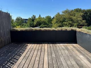 Dit prachtige duplex-appartement(153m²) is gelegen in Mechelen Zuid, nabij Watertoren.Via de inkomhal bereiken we de living met open keuken welke uitgeeft op het zonneterras (15m²). Aansluitend is er een wasplaats, WC en vestiaire. Op de 2de verdieping zijn er 3 slaapkamers, traphal, badkamer en WC.Verder beschikt het appartement nog over een autostaanplaats voor het gebouw en een ruime zolderberging.