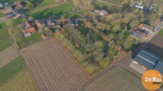 HERZELE - Vrijstaande woning met uitzonderlijk landelijk zicht en breed perceel<br /><br /><br />In een uiterst landelijke en rustige omgeving in Herzele bieden wij deze vrijstaande woning aan op een perceel van 5600m² met een indrukwekkende straatbreedte van maar liefst 60 meter. Zowel aan de voor- als achterzijde geniet u van een open, landelijk uitzicht, wat zorgt voor een gevoel van ruimte. De woning is momenteel ingericht als een ruime bungalow en betreft een renovatiepand met bijzonder veel potentieel voor wie op zoek is naar een woning die volledig naar eigen smaak kan worden ingericht.<br /><br />Bij het betreden van de woning komt u binnen in een ruime inkomhal die toegang biedt tot de lichtrijke woonkamer met salon en eetplaats, waar een kachel voor extra gezelligheid zorgt. Aan de achterzijde van de woning bevindt zich de keuken, die tevens beschikt over een toegang tot de kelder. Verder telt de woning drie volwaardige slaapkamers en een badkamer uitgerust met een ligbad. De zolder wordt momenteel gebruikt als stockageruimte, maar biedt mogelijkheden voor verdere invulling. De woning is gebouwd met betongewelven en wordt verwarmd via centrale verwarming op stookolie.<br /><br />Buiten is er een volledig afsluitbare externe garage aanwezig. De absolute troef van deze eigendom is het ruime tuingedeelte, ideaal voor wie droomt van een grote tuin, rust en groen, of het houden van dieren aan huis. Bovendien bestaat de mogelijkheid om optioneel een extra stuk aanpalende grond van ongeveer 50 are bij te huren, wat deze eigendom nog aantrekkelijker maakt voor liefhebbers van ruimte en natuur.<br /><br />Wij nodigen u graag uit om deze eigendom met eigen ogen te ontdekken. Voor meer informatie of het vastleggen van een afspraak kunt u ons contacteren op het nummer 053/60.65.60.<br /><br /><span>De vermelde prijs is een richtprijs. Na ontvangst van de biedingen zal de verkoper beslissen of hij/zij de eigendom verkoopt aan het beste bod. De richtprijs is aldus niet bindend voor de verkoper. Voor meer info kunt u ons contacteren of het reglement raadplegen op onze website.</span>