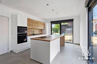 Welkom in de Waregemstraat 167 te Deerlijk.Deze ideale gezinswoning onderging een grondige energetische renovatie en werd omgetoverd tot een...
