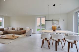 <strong>Hectaar bouwt hedendaagse en energiezuinige halfopen bebouwingen in een rustige, kindvriendelijke wijk in Meulebeke.</strong><br />Geniet van een centrale ligging op een steenworp van het centrum en vlotte verbindingen naar onder andere Tielt, Ingelmunster en Dentergem. Deze woningen combineren modern wooncomfort met een zuidgerichte tuin, ideaal voor gezinnen die op zoek zijn naar ruimte, licht en rust.<br />Dankzij de samenwerking met onze partnerleveranciers kunt u de afwerking volledig zelf bepalen, zodat uw nieuwe woning perfect aansluit bij uw persoonlijke stijl en wensen.<br /><br />Indeling van de woning:<br />Gelijkvloers: inkomhal met gastentoilet, lichtrijke leefruimte met open keuken, bergruimte<br />Eerste verdiep: nachthal, 3 volwaardige slaapkamers, badkamer met ligbad, inloopdouche, toilet en dubbele wastafel.<br />Zolder: toegankelijk via uitklapbare trap, ideaal als extra bergruimte.<br /><br />Extra troeven:
<ul>
<li>Rustige en kindvriendelijke ligging;</li>
<li>Vloerverwarming op het gelijkvloers;</li>
<li>Mogelijkheid tot lucht-water warmtepomp voor snelle beslissers (tot einde ruwbouw);</li>
<li>Zuidgerichte tuin;</li>
<li>Losstaande prefab garagebox inbegrepen in de prijs;</li>
<li>Afwerking op maat via partnerleveranciers.</li>
</ul>
Interesse in deze comfortabele nieuwbouwwoningen in Meulebeke? Neem gerust contact met ons op voor meer info!