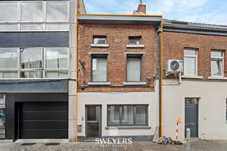 Voor meer info en foto’s, surf naar www.swevers.be – Aan de Hamelstraat 46 in Sint-Truiden bevindt zich deze ruime en instapklare stadswoning met 177 m² bruikbare oppervlakte. Dankzij vier slaapkamers, twee badkamers en een aangenaam terras is dit een praktische woning voor wie centraal én ruim wil wonen. Maar ook interessant voor investeerders die op zoek zijn naar een gerenoveerde stadswoning met verhuurpotentieel. Op het gelijkvloers vinden we de open leefruimte, aansluitend bevinden zich de centrale traphal en ruime zithoek. Samen bieden de leefruimtes 36 m². Achteraan ligt de keuken van 11,71 m². De eerste verdieping omvat een slaapkamer, badkamer en een ruime kamer die dienst kan doen als bureau/hobbyruimte. Via het schuifraam bereikt u het terras van 16 m², een fijne buitenruimte midden in de stad. Op de tweede verdieping bevinden zich bijkomende slaapkamers, een tweede badkamer en nachthal. De vier slaapkamers meten 15,06 m², 15,24 m², 13,1 m² en 10,26 m². Daarnaast beschikt de woning over drie toiletten. Extra opbergruimte vindt u in de gewelfde kelder van 12,32 m², berging en zolderruimte. De verwarmingsketel werd in 2024 vernieuwd. Scholen, winkels, horeca en ontspanning bevinden zich vlakbij. Het station ligt op ongeveer 1,2 km. Een ruime stadswoning met een goede indeling, eigen buitenruimte en alle dagelijkse voorzieningen binnen handbereik. Voor meer informatie, bel 012 699 900. Bron bewoonbare oppervlakte: EPC – verslag.