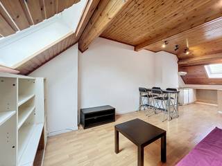 <h1><span>TE HUUR – Appartement met 1 slaapkamer in het hart van de Europese Wijk in Brussel (Schuman)</span></h1>
<p><strong><span>Onmiddellijk beschikbaar</span></strong><span>, ontdek dit charmante </span><strong><span>appartement met 1 slaapkamer</span></strong><span>, ideaal gelegen op wandelafstand van </span><strong><span>Schuman</span></strong><span>, in het hart van de </span><strong><span>Europese Wijk</span></strong><span> van Brussel.</span></p>
<p><span>Dit appartement van ongeveer </span><strong><span>45 m²</span></strong><span> bevindt zich op de </span><strong><span>derde en bovenste verdieping</span></strong><span> van een </span><strong><span>kleinschalig familiaal gebouw</span></strong><span> en biedt een warme sfeer, veel rust en een aangename woonomgeving.</span></p>
<p><span>Het dak werd </span><strong><span>recent volledig vernieuwd en geïsoleerd</span></strong><span> en het appartement beschikt over </span><strong><span>nieuwe Velux-dakramen</span></strong><span>, die zorgen voor veel natuurlijk licht en een uitstekend thermisch comfort.</span></p>
<h2><span>Indeling</span></h2>
<ul>
<li><span>Lichtrijke woonkamer</span></li>
<li><span>Functionele kitchenette</span></li>
<li><span>Aparte slaapkamer</span></li>
<li><span>Badkamer met douche en toilet</span></li>
</ul>
<p><span>Deze woning is ideaal voor </span><strong><span>één persoon of maximaal een koppel</span></strong><span> dat comfortabel wil wonen in één van de meest gegeerde wijken van Brussel.</span></p>
<h2><span>Troeven</span></h2>
<p><span>✔ Topligging op wandelafstand van </span><strong><span>Schuman</span></strong><span>, de Europese instellingen, openbaar vervoer (metro, bus en station), winkels, restaurants en groene zones.</span><br /><span>✔ Bovenste verdieping, zonder bovenburen.</span><br /><span>✔ Kleinschalig familiaal gebouw.</span><br /><span>✔ Dak volledig vernieuwd en geïsoleerd.</span><br /><span>✔ Nieuwe Velux-dakramen.</span><br /><span>✔ Lichtrijk en aangenaam appartement.</span><br /><span>✔ Onmiddellijk beschikbaar.</span></p>
<p><strong><span>EPC: G</span></strong></p>
<p><span>📞 </span><strong><span>Informatie & bezoeken</span></strong></p>
<p><strong><span>Olivier Halleux</span></strong><br /><span>olivier.halleux@weinvest.be</span><br /><span>+32 486 68 86 25</span></p>
<p><strong><span>Zeker een bezoek waard!</span></strong></p>