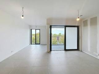 Project Kolenkaai staat voor wonen in alle comfort en stijl met zicht op het water. De kwalitatieve en hedendaagse afwerking met oog voor detail zie je én voel je elke dag. Voor Kolenkaai werd een Energy Service Company (ESCO) opgericht. Daarmee passen we innovatieve en duurzame hernieuwbare-energietechnieken toe. Zo worden de gebouwen verwarmd en passief gekoeld met warmtepompen die hun energie onder andere uit een BEO-veld halen.<br /><br />Het appartement bevindt zich op de tweede verdieping en geniet van een aangename lichtinval. De leefruimte met open keuken die is uitgerust met een keramische kookplaat, combi-oven, koelkast met diepvriesvak en vaatwasser. Vanuit de leefruimte heeft u toegang tot het terras, waar u in alle rust kunt genieten van het buitenzijn met zicht op het water.<br /><br />Verder beschikt het appartement over 1 slaapkamer, een berging met aansluiting voor een wasmachine, een badkamer met douche en een afzonderlijk gastentoilet.<br /><br />Indeling: <br />- Lichtrijke woonkamer en eetkamer<br />- Open keuken met berging<br />- 1 slaapkamer<br />- Badkamer met inloopdouche<br />- Toilet<br />- Terras<br />- Autostaanplaats<br /><br />Algemeen:<br />- Huurprijs: € 975,00/maand<br />- Provisie gemeenschappelijke delen: € 75,00/maand<br />- Provisie eigen verbruik (verwarming/koeling/water): €100,00/maand<br />- Beschikbaarheid: 01/11/2026<br />- Uiterst energiezuinig: voorzien van vloerverwarming én passieve koeling (geothermie)<br />- Volledig geschilderd bij intrede<br />- Noord-West georiënteerd - middag en avondzon <br /><br /><br />De snelste manier om een bezoek te brengen aan dit pand? Vraag je bezoek aan via de roze knop op onze website (www.dewaele.com) en je wordt gecontacteerd door onze verhuurexpert.<br /><br />Telefonisch kunnen er geen afspraken gemaakt worden. Bij andere vragen kun je ons telefonisch contacteren via 050 444 999.<br /><br />Deze AI-visualisaties zijn bedoeld als inspiratie. Er werd geen rekening gehouden met technische specificaties, stedenbouwkundige voorschriften of de concrete mogelijkheden tot realisatie.