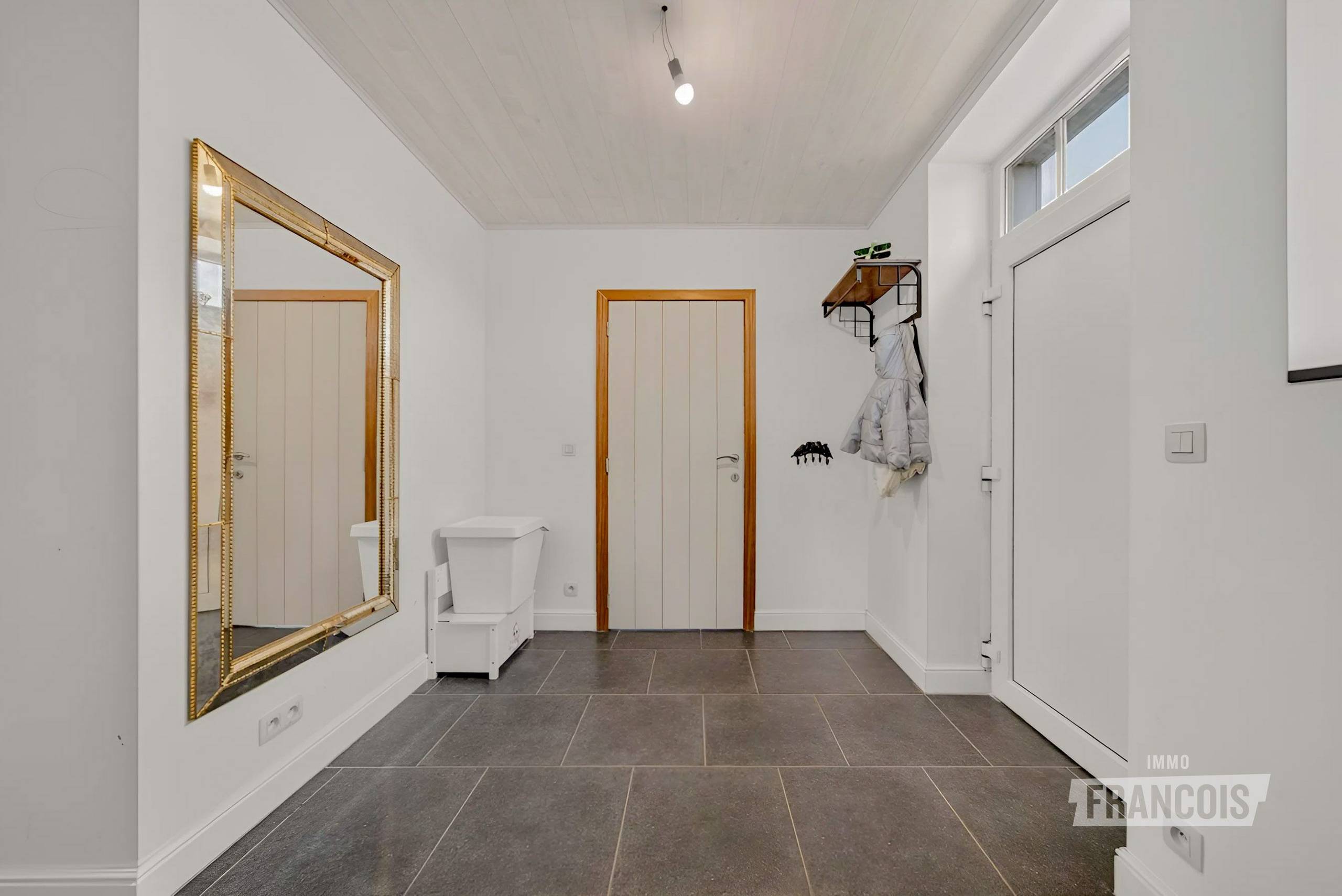 Landelijke woning uit 2012 4 slaapkamers en loods van 100 m² in Jabbeke Te Koop - foto 3