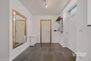 Op zoek naar een ruime woning waar comfortabel wonen en praktische mogelijkheden hand in hand gaan? Deze landelijke woning in de Snellegemstraat 5 te Jabbeke combineert een aangename woonomgeving met een bewoonbare oppervlakte van maar liefst 219 m², een ruim perceel van 1.493 m² en een loods van circa 100 m². Ideaal voor wie op zoek is naar extra ruimte voor hobby's, opslag of professionele activiteiten.<br /><br />De woning werd gebouwd in 2012 en beschikt over een conforme elektrische installatie en een gunstig EPC-label B. Je geniet hier dus van een ruime gezinswoning met een goede energetische basis.<br /><br />Bij het binnenkomen word je verwelkomd in de inkomhal met gastentoilet. Vooraan bevindt zich een aparte bureauruimte, ideaal voor wie regelmatig van thuis uit werkt. Verder kom je terecht in de ruime woonkamer, waar het schuifraam een aangename verbinding vormt met het terras en de tuin. De open, volledig ingerichte keuken sluit mooi aan op de leefruimte en vormt samen met de woonkamer het hart van de woning.<br /><br />Ook op praktisch vlak heeft deze eigendom heel wat te bieden. De garage is uitgerust met een sectionale poort aan de straatzijde én een tweede poort aan de tuinzijde, wat zorgt voor een bijzonder handige doorgang. Aansluitend bevindt zich een ruime wasruimte die praktisch werd ingericht. Daarnaast beschikt het eigendom over een loods van ongeveer 100 m², bereikbaar via een ruime oprit. Een grote troef voor wie nood heeft aan bijkomende opslagruimte, een atelier of ruimte voor professionele doeleinden.<br /><br />Op de bovenverdieping bevinden zich vier ruime slaapkamers, een apart toilet en een comfortabele badkamer met ligbad, inloopdouche en lavabomeubel. Verder is er een bijkomende berging en een zolder die mogelijkheden biedt voor extra kamers of een andere invulling, afhankelijk van jouw behoeften.<br /><br />Het geheel bevindt zich op een perceel van 1.493 m², waardoor je beschikt over heel wat buitenruimte en mogelijkheden.<br /><br />