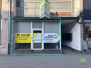Dit commercieel gelijkvloers beschikt over een functionele en veelzijdige indeling, ideaal voor uiteenlopende professionele activiteiten. De...