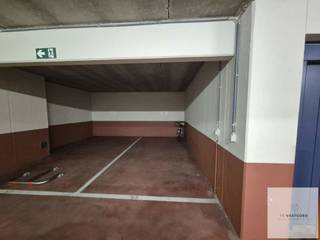 <p><strong>Zeer gunstig gelegen autostaanplaats te huur op de Zeedijk van Knokke!</strong></p>
<p>De staanplaats bevindt zich in een residentieel gebouw <strong>rechtstreeks aan de Zeedijk</strong>. Via een <strong>ruime en niet-steile helling</strong> bereikt u eenvoudig niveau -1. Van daaruit brengt een <strong>autolift</strong> u comfortabel naar niveau -2, waar de autostaanplaats zich bevindt.</p>
<p></p>
<p>De toegang tot de garage is voorzien via een <strong>zijstraat</strong>, wat zorgt voor een vlotte bereikbaarheid.</p>
<p></p>
<p><strong>Troeven:</strong></p>
<ul>
<li>Toplocatie aan de Zeedijk van Knokke</li>
<li>Autostaanplaats op niveau -2</li>
<li>Gemakkelijke toegang via een niet-steile helling</li>
<li>Autolift van niveau -1 naar -2</li>
<li>Toegang via zijstraat</li>
<li>Onmiddellijk beschikbaar</li>
<li><strong>Huurprijs: €185/maand</strong></li>
</ul>
<p></p>
<p>Ideaal voor wie op zoek is naar een <strong>veilige en praktische parkeeroplossing op wandelafstand van de Zeedijk en het centrum van Knokke.</strong></p>