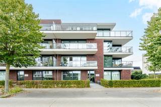 <p><span>Op zoek naar een knap appartement op de Zaat in Temse met ruim uitzicht? Dan is dit jouw kans.</span></p><p><span> </span></p><p><span>Dit moderne gelijkvloers appartement uit 2016 heeft een voortuin en een rustige achtertuin met private inkom. Vanuit de living met open volledig uitgeruste keuken heb je een uniek zicht op de Scheldeboorden. </span></p><p><span>In de gang zijn er ruime ingemaakte kasten, een praktische was- en technische ruimte, een stijlvolle badkamer met inloop-douche en dubbele lavabo en plaats voor opbergkasten, een privaat toilet met handwasser en twee charmante slaapkamers die uitgeven op de tuin. Het appartement is perfect onderhouden en heeft een EPC B.</span></p><p><span>Het appartement kan aangekocht worden voor eigen bewoning of als investering met maandelijks huurinkomen van 950 euro plus 80 euro kosten. </span></p><p><span>De ligging is perfect: op wandelafstand van het centrum, dichtbij winkels, openbare diensten, banken, horeca, openbaar vervoer en belangrijke invalswegen.</span></p><p><span>In de beveiligde kelder is er een auto-staanplaats, een private berging en een gemeenschappelijke ruimte voor fietsen.</span></p><p><span> </span></p><p><span>Aarzel niet om een bezoek in te plannen.</span></p><p><span> </span></p>