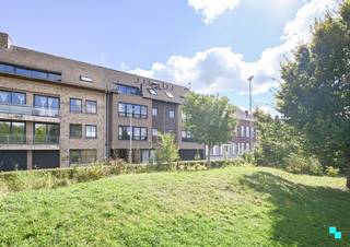 Ontdek dit energiezuinig tweeslaapkamer appartement gelegen op de eerste verdieping van de residentie 'Parkzicht' , te centrum Izegem, nabij verschillende handelszaken, openbaar vervoer en recht tegenover het Sint-Tilloplein met speeltuin. Dit appartement beschikt over een bewoonbare oppervlakte van 69 m² (volgens het EPC-attest). Volgende indeling: inkomhal met vestiaire voorziening, leefruimte met open geïnstalleerde keuken (oven, kookplaat, spoelbak, dampkap en koelkast) en aansluitend de berging, badkamer (douche, enkele wastafel en toilet) en twee slaapkamers. CV op aardgas | EPC B - energiezuinig | HR - beglazing (ALU) | Centrale ligging | Gratis parkeren nabij. Contacteer ons voor meer informatie. www.bordes.be