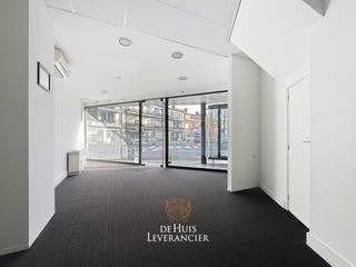 Dit handelsgelijkvloers bied je meer dan 100 vierkante meter aan commerciële ruimte met gezellige achtertuin van bijna 50 vierkante meter.De locatie...