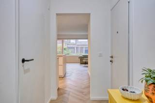Volledig gerenoveerd gelijkvloers appartement met garage (vraagprijs: €25.000,-) in een rustige omgeving in een kleinschalig gebouw.Indeling:Via de...