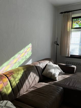 Wij stellen je graag deze charmante woning voor gelegen in een rustige wijk op een gezellig plein. <br />Het is een zeer kindvriendelijke buurt, nabij Fort 7 en het Schoonselhof waar mooie, rustige wandelingen mogelijk zijn. <br />Met een Mobiscore van 8,8/10 is er onder andere een ruim aanbod aan openbaar vervoer, meerdere scholen en winkels in de buurt en belangrijke verbindingswegen vlakbij.<br /><br />Je komt binnen in de inkomhal met een gastentoilet en een kleine vestiaire om jassen en/of schoenen op te bergen. <br />Er is een ruime leefruimte met een open haard en veel lichtinval. <br />De vernieuwde ruime keuken met een hoogwaardige afwerking is onder andere voorzien van een ergonomische vaatwasser, een oven met wegklapbare deuren en praktische kastinrichting. <br />Via de keuken en/of de inkomhal krijg je toegang tot de garage met elektrische poort, de kelderberging en alvast een tweede toilet. <br />Op deze benedenverdieping komt u na de keuken terecht in een gezellige veranda met aansluitend een zonnige, zuidwest-georiënteerde tuin waar u rustig kan ontspannen. <br /><br />Op de eerste verdieping vind je drie ruime slaapkamers, waarvan één met een ingebouwde kleerkast. <br />Verder is er een aparte (en derde!) toilet voorzien naast de badkamer. Deze comfortabele badkamer is volledig vernieuwd. Het biedt een ruime inloopdouche, een dubbele lavabo en ingemaakte kasten. Dit met een eigentijds design. <br />Achter een vijfde deur vind je een kleine hal met een vaste trap die je naar een vierde kamer brengt, een grote zolderverdieping met veel mogelijkheden. <br /><br />Deze instapklare woning is energiezuinig en conform:<br />- EPC B<br />- Zonnepanelen <br />- Volledig conform elektrische installatie <br /><br />Plant u graag een bezoek in, dan mag u ons contacteren via mail:<br />ineas.wouters@hotmail.com <br />marieke-meert@hotmail.com<br />Gelieve steeds beide mailadressen tezamen te contacteren.