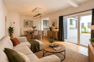 Op een centrale en praktische ligging in de Dorpstraat 1A te Burcht vinden we dit lichtrijke appartement met 2 slaapkamers, een ruime tuin en garage.<br /><br />De leefruimte is aangenaam en voorzien van airconditioning. Ook in de slaapkamer is airco aanwezig. Verder beschikt het appartement over twee slaapkamers, een ruime badkamer met dubbele lavabo, ligbad en douche en een extra vestiaire/berging.<br /><br />De ruime tuin is een echte troef en is rechtstreeks bereikbaar via de garage. Achteraan de tuin bevindt zich bovendien een grote polyvalente ruimte, die je volledig naar eigen wens kan gebruiken als bureau, atelier, hobbyruimte, magazijn of extra bergruimte.<br /><br />Extra opbergruimte vind je in de privatieve kelder.<br /><br />Ook parkeren is eenvoudig: naast de eigen garage is er op slechts 50 meter gratis openbare parkeergelegenheid.<br /><br />Troeven:<br />• EPC C – 208 kWh/m²/jaar<br />• Elektriciteit conform<br />• Asbestveilig<br />• Airco voorzien <br /><br />Ben je op zoek naar een lichtrijk appartement met een ruime tuin, garage en extra mogelijkheden op een centrale ligging in Burcht? Contacteer ons gerust voor meer info of een bezoek.