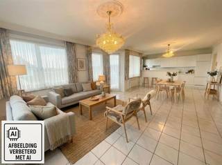 ZEER LICHTRIJK EN ZONNIG APPARTEMENT IN ROESELARE MET TWEE SLAAPKAMERS, TWEE TERRASSEN EN EEN DUBBELE GARAGE Dit moderne appartement in het hart van Roeselare biedt een ideale woonplek voor gezinnen of koppels die naar kwaliteit en comfort zoeken. Het pand ligt in een goed onderhouden gebouw op een zeer gunstige locatie nabij het stadscentrum en winkels.HET APPARTEMENT BESCHIKT OVER:Een ruime woonkamer met open panoramisch zicht, voorzien van grote ramen die veel natuurlijk licht binnenbrengen. De aangrenzende open keuken is praktisch ingericht en biedt alle nodige voorzieningen. Deze combinatie creëert een gezellige leefruimte. Naast de keuken is er een berging met plaats voor wasmachine en droogkast. De keuken geeft uit op een zonnig terras.Twee ruime slaapkamers die beide uitgeven op een tweede terras. Een volledig uitgeruste badkamer met ligbad/douche, toilet en wastafel. Er is ook nog een afzonderlijk gastentoilet.EXTRA VOORDELEN:Dubbele garage vanuit de inkomhal te bereiken, vlakbij de lift. (De garage is bij te kopen voor 37.500 € - dit is een zeer grote garage met automatische poort – een must have in het centrum).Gerieflijke kelderberging is inbegrepen.Het gebouw is kleinschalig en zeer goed onderhouden.Dit appartement is een uitstekende keuze voor wie op zoek is naar comfortabel en praktisch wonen in Roeselare, met alle gemakken van een centraal gelegen appartement.