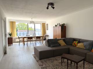 Ruim en lichtrijk 2-slpk app met garagebox en terras op uitstekende locatie!Bezoekmoment woensdag 13 mei tussen 18u en 20u. Locatie:Gelegen aan de...