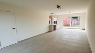 In de rustige en kindvriendelijke woonwijk 'De Weverie' in Deerlijk staat deze prachtige, instapklare nieuwbouwwoning te huur.<br />De woning is onmiddellijk beschikbaar en staat klaar om een gezellige, warme thuis te worden.<br /><br />Alles is met uitzonderlijk veel zorg afgewerkt: de gehele woning (muren, plafonds, deuren en trappen) is professioneel geschilderd en de plafonds zijn voorzien van strak vliesbehang. Ook zijn overal al verlichtingsarmaturen en gordijnrails geplaatst. U hoeft hier enkel nog uw eigen meubels te zetten om meteen te genieten van het comfort.<br /><br />De woning is uitgerust met geothermie en zonnepanelen. De vloerverwarming zorgt voor een aangename warmte in de winter en biedt heerlijke passieve koeling tijdens de warme zomermaanden. Dit zorgt voor een heel comfortabel binnenklimaat en een lage energiefactuur.<br /><br /><strong>Indeling:</strong>
<ul>
	<li><strong>Gelijkvloers</strong>: Inkomhal met gastentoilet, ruime leefruimte met zicht op de tuin, open ingerichte keuken (inductie, oven, microgolf, frigo en vaatwasser) en een praktische wasplaats/berging.</li>
	<li><strong>Eerste verdieping</strong>: 3 volwaardige slaapkamers, comfortabele badkamer (ligbad, douche en dubbele lavabo), een tweede apart toilet en een handige berging.</li>
	<li><strong>Zolder:</strong> Grote, open en volwaardige zolderverdieping die vlot bereikbaar is via een vaste trap.</li>
	<li><strong>Tuin &amp; Parkeren</strong>: Fijne tuin waar binnenkort nog groen gras wordt ingezaaid, met een zuidgericht terras voorzien van buitenverlichting en een buitenberging. Via de handige achteruitweg bereikt u gemakkelijk uw eigen private autostaanplaats. Er is ook een regenput van 10.000 liter aanwezig.</li>
</ul>
<strong>Ligging:</strong><br />Gelegen in een gezellige, autoluwe nieuwe wijk met een groen buurtparkje. Het centrum van Deerlijk, scholen en winkels liggen op fietsafstand. De belangrijkste toegangswegen en de op- en afrit van de E17 liggen vlakbij voor een vlotte verbinding.<br /> 