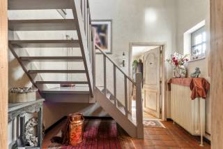 In een groene omgeving bevindt zich deze aangename vrijstaande woning met 4 ruime slaapkamers, een grote tuin en een dubbele garage. Een ideale gezinswoning voor wie op zoek is naar ruimte, comfort en mogelijkheden. <br /><br />Via de inkomhal komt u binnen in een ruime, open leefruimte met eet- en woonkamer. De gezellige recente gaskachel zorgt hier voor extra sfeer. Aansluitend bevindt zich de ruime en volledig uitgeruste keuken, voorzien van een vaatwasser, inductiekookplaat, microgolfoven, oven, koelkast en diepvriezer. Dankzij de vele kasten is er bovendien voldoende opbergruimte. Grenzend aan de keuken bevindt zich nog een gezellige ontbijthoek.<br /><br />Op het gelijkvloers bevinden zich verder een ruime bureau/praktijkruimte (26m²), wasplaats, gastentoilet en vestiaire.<br /><br />Op de eerste verdieping bevinden zich vier ruime slaapkamers (14 m², 14 m², 18 m² en 19 m²). De badkamer beschikt over een bad, inloopdouche en dubbele lavabo. Bovendien is er nog een grote zolder die extra bergruimte biedt.<br /><br />Via een poort op de oprit bereikt u de dubbele garage. Aansluitend bevindt zich de prachtige ruime tuin met een overdekt terras, twee paviljoentjes en een tuinhuis met werkplaats.<br /><br />Pluspunten:<br />+ Groene omgeving<br />+ 4 ruime slaapkamers<br />+ Dubbele garage<br />+ Prachtige tuin<br />+ Grote zolder<br /><br />Heeft u interesse en wenst u een bezoek ter plaatse in te plannen? Aarzel niet ons te contacteren op het nummer 03 337 50 70 of via info@vbvastgoed.be.