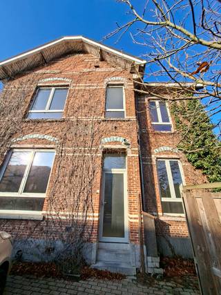 Dit te renoveren appartement op de eerste verdieping is ideaal voor wie graag zijn eigen woonproject vormgeeft. Het maakt deel uit van...