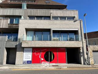 Ruim handelspand met veel visibiliteit!Gelegen aan een invalsweg van Veurne, op enkele stappen van de Grote Markt en het station- totale oppervlakte...
