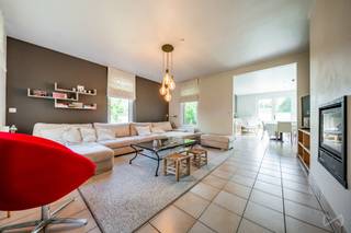 WE INVEST a le plaisir de vous présenter cette élégante villa baignée de lumière, idéalement située à Céroux-Mousty (Ottignies), dans un...