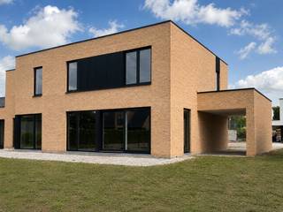 <span>indeling van woning</span>
<h3><span>gelijkvloers</span></h3>
<span>De lichtrijke leefruimte, eetplaats en keuken vormen één open en aangenaam geheel, waarbij de eetruimte rechtsreeks aansluit op het terras en de tuin met zuidwestelijke oriëntatie. Daar geniet je volop van de namiddag- en avondzon. Een aparte berging biedt de nodige praktische opbergruimte, terwijl de inpandige carport zorgt voor een beschutte parkeerplaats aan de woning.</span>
<h3><br /><span>eerste verdieping</span></h3>
- 3 ruime slaapkamers<br />- badkamer met ligbad en inloopdouche<br />- een apart toilet
<h3><br /><span>duurzaamheid en energie</span></h3>
Bij het ontwerp stonden energie-efficiëntie en wooncomfort centraal.<br />De woning is uitgerust met:<br />- zonnepanelen<br />- balansventilatie met warmterecuperatie<br />- condenserende gaswandketel
<h3><br /><span>afwerking en prijs</span></h3>
- De woning is wind- en waterdicht afgewerkt. Keuken, badkamer en vloerbekleding kies je zelf, volgens jouw smaak en budget. Of koop casco en werk zelf verder af.<br />- De vermelde prijs betreft de volledig afgewerkte woning (zonder aanleg tuin en terras) exclusief btw en verkoopkosten.