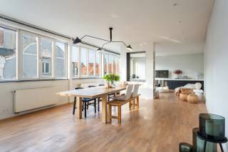 Midden in het historische hart van Antwerpen, aan de Keizerstraat, bevindt zich dit stijlvolle penthouse op een absolute toplocatie. U woont hier letterlijk op wandelafstand van de Grote Markt, de Meir, de Groenplaats en het bruisende stadsleven met zijn talrijke restaurants, gezellige cafés en winkels. Een unieke combinatie van centraal wonen en thuiskomen in alle rust, met als absolute troef een ruim dakterras met prachtige zichten over de stad.<br /><br />Bij het betreden van het appartement wordt u onmiddellijk verrast door de ruime en bijzonder lichtrijke leefruimte. De grote raampartijen zorgen voor een overvloed aan natuurlijk licht en creëren een aangenaam gevoel van ruimte. De mooie parketvloer, gecombineerd met de sfeervolle haard, geeft het geheel een warme en karaktervolle uitstraling. De open keuken sluit perfect aan bij de leefruimte en is uitgerust met de nodige inbouwtoestellen.Vanuit de keuken is er bovendien toegang tot een praktische berging. Het appartement is daarnaast voorzien van airconditioning, wat zorgt voor extra comfort.<br /><br />Het slaapgedeelte bevindt zich achteraan en is bereikbaar via de nachthal, die voorzien is van een volledige wand met ingemaakte kasten. De master bedroom beschikt over een ensuite badkamer met dubbele wastafel, ruime inloopdouche en toilet. Daarnaast bevindt zich een tweede volwaardige slaapkamer, eveneens voorzien van ingemaakte kasten. De tweede badkamer beschikt over een wastafel en ligbad. Een afzonderlijk gastentoilet vervolledigt het appartement.<br /><br />De bovenverdieping is momenteel ingericht als bureau en biedt, afhankelijk van uw wensen, de mogelijkheid om een derde slaapkamer te creëren. Vanuit deze ruimte heeft u rechtstreeks toegang tot het ruime dakterras, dé troef van deze penthouse, waar u geniet van unieke zichten over de Antwerpse binnenstad.<br /><br />Tot slot is er een parking bij aan te kopen aan 45.000 EUR. <br /><br />Interesse in deze unieke woonst?<br />Contacteer LISTED voor een bezoek: +32 283 51 51.