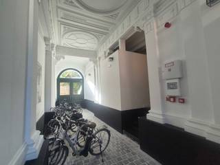 <p>Wonen op een unieke plek in het hartje van Gent? Deze charmante studio bevindt zich op een bijzondere historische locatie, in het Prinsenhof, een van de meest karaktervolle buurten van de stad.</p>
<p></p>
<p>De studio is gelegen op de derde verdieping van de architectenwoning van Joachim Frans Colin, gebouwd in 1791. De historische architectuur en authentieke sfeer van het pand vormen een bijzonder kader voor wie graag comfortabel en centraal woont.</p>
<p></p>
<p>De studio beschikt over een aangename en lichtrijke leefruimte en een badkamer met douche, toilet en lavabo.</p>
<p></p>
<p>Daarnaast kunnen bewoners genieten van verschillende faciliteiten:</p>
<ul>
<li>Gemeenschappelijke tuin, een rustige plek om te ontspannen</li>
<li>Gemeenschappelijke fietsenstalling</li>
<li>Privé kelderruimte, in een volledig onderkelderd gebouw</li>
<li>Mogelijkheid tot gebruik van de gemeenschappelijke wasruimte</li>
</ul>
<p>Huurprijs: 780 euro huur en 75 euro algemene kosten</p>