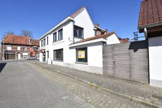 Casco HOEK WONING (woonopp. 211m²) met 4 slaapkamers en 2 auto-standplaatsen Nr. 1 (106m²) : Gelijkvloers: inkom met gastentoilet, lichtrijke...