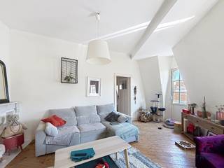 <p><strong>SAINT-GILLES: Vlak bij de Barrière de Saint-Gilles en het Parc de Forest, evenals alle voorzieningen, een appartement met 1 slaapkamer van ±60 m² op de 4e verdieping zonder lift. Het appartement bestaat uit een inkomhal, toilet, bureau van ±4 m², ingerichte keuken (oven, kookplaten, afzuigkap, koelkast en diepvriezer), balkon van ±2 m² op het oosten, eetkamer van ±13 m², woonkamer van ±30 m² en slaapkamer van ±11 m². Kosten: 80 €/maand aan servicekosten, inclusief koud water, gemeenschappelijke kosten en een verzekering tegen regresvorderingen. EPC G. geschilderd worden. Beschikbaar vanaf 01/10/2026.</strong></p>
<p></p>
<p><span>Op de 4e verdieping zonder lift:</span></p>
<p>- Hal</p>
<p>- WC</p>
<p>- Kantoor ±4 m²</p>
<p>- Ingerichte keuken (oven, kookplaten, afzuigkap, koelkast en diepvriezer)</p>
<p>- Balkon ±2 m² op het oosten</p>
<p>- Eetkamer ±13 m²</p>
<p>- Woonkamer ±30 m²</p>
<p>- Slaapkamer ±11 m²</p>
<p></p>