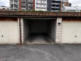 Op zoek naar een <strong>garagebox te koop in het centrum van Oostende</strong>?<br /><br />Deze garagebox is ideaal gelegen in de buurt van <strong>Petit Paris</strong>, een centrale en gegeerde locatie in Oostende.<br />Dankzij de praktische ligging biedt deze garagebox een interessante oplossing voor wie op zoek is naar een veilige parkeerplaats of extra opslagruimte in de stad.<br /><br /><strong>Afmetingen van de garagebox</strong><br /><span>Breedte: 2,75 m</span><br /><span>Diepte: 5,00 m</span><br /><span>Oppervlakte: ca. 13,75 m²</span><br /><br />De centrale ligging maakt deze garagebox bijzonder interessant voor bewoners, tweede verblijvers of investeerders die willen investeren in vastgoed aan de Belgische kust.<br /><br />Bent u op zoek naar een <strong>garagebox te koop in Oostende</strong>, een parkeeroplossing in het stadscentrum of een interessante vastgoedinvestering nabij Petit Paris?<br />Dan is deze garagebox zeker het ontdekken waard.<br /><br /><strong>Interesse?</strong> Neem contact op voor meer informatie of een bezoek ter plaatse.<br />