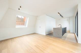 <p>ENKEL BEZOEKEN MOGELIJK DOOR ONDERSTAANDE LINK VOLLEDIG EN CORRECT IN TE VULLEN:<br />https://mijnhuurprofiel.be/property/2255d76b-c3f4-4cc9-9e7b-bd774af0bb7e/login<strong><br /><br />Penthouse met dakterras en uitzicht op de kathedraal</strong></p>
<p>In een rustige straat, ideaal gelegen tussen de Kaaien, het historische centrum en het Eilandje, bevindt zich dit moderne en prachtig afgewerkte penthouse in een kleinschalig gebouw. De ligging combineert absolute rust met een uitstekende bereikbaarheid en alle troeven van het stadsleven binnen handbereik.</p>
<p>Het appartement bevindt zich op de bovenste verdieping en ademt een loftgevoel, waarbij licht, ruimte en comfort centraal staan. Via de lift met badge kom je rechtstreeks binnen in de inkomhal, wat meteen een gevoel van privacy en exclusiviteit creëert.</p>
<p>Rechts bevindt zich de lichtrijke leefruimte, die het hart van het appartement vormt en wordt gekenmerkt door grote raampartijen die overvloedig daglicht binnenlaten. Deze ruimte vloeit naadloos over in de open, hedendaagse keuken, uitgerust met een inductiekookplaat met ingebouwd afzuigsysteem, combi-oven, vaatwasser en tal van ingewerkte witte kasten die zorgen voor een strak en tijdloos geheel. Vanuit de keuken heb je directe toegang tot het dakterras, waar je kan genieten van een uniek uitzicht op de kathedraal — een heerlijke plek om tot rust te komen of gasten te ontvangen. Aansluitend aan de keuken bevindt zich een gezellige en praktische ruimte die ideaal is als eetruimte.</p>
<p>De twee volwaardige slaapkamers zijn rustig gelegen en bieden tal van inrichtingsmogelijkheden.</p>
<p>In de hal, richting het gastentoilet en de badkamer, bevinden zich praktische ingebouwde kasten die zorgen voor extra opbergruimte zonder in te boeten aan leefcomfort. De ruime badkamer is stijlvol afgewerkt en voorzien van een inloopdouche, een modern badkamermeubel en aansluitingen voor wasmachine en droogkast.</p>
<p>Doorheen het volledige appartement ligt een parketvloer, terwijl keuken en badkamer zijn afgewerkt met elegante tegels die perfect aansluiten bij de gebruikte materialen. Vloerverwarming zorgt overal voor een aangename en gelijkmatige warmte.</p>
<p><strong>Troeven</strong></p>
<ul>
<li>
<p>Grote private kelderberging inbegrepen</p>
</li>
<li>
<p>Gemeenschappelijke fietsenstalling</p>
</li>
<li>
<p>Gunstig EPC</p>
</li>
<li>Gemeenschappelijke kosten: €100/maand</li>
</ul>
<p>Voor meer info of een bezoek, neem contact op met Xander via xander@reds.be.</p>