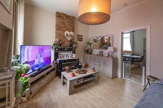 De woning betreft de hoekwoning van een rij huizen die stopt met deze woning aan het kruispunt van de Kerkhovenweg en de Schoolstraat. De indeling is als volgt: het gelijkvloers bestaat uit een woonkamer, een keuken, een badkamer en apart toilet. Op de 2de verdieping zijn er 2 slaapkamers. Achter de woning is er een achterbouw en een garage. De woning ligt op ong 500m van het Leopoldse centrum.<br /><br />Voordeel van deze woning is de ruime grondoppervlakte van 4a81 waardoor de bewoners over een ruime tuin kunnen beschikken.<br /><br />De aanliggende huizen met huisnummers 108 en 110 worden eveneens te koop gesteld.