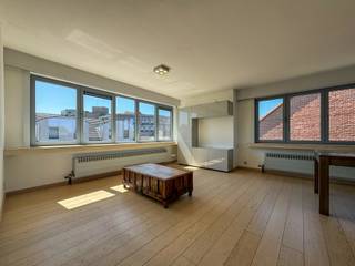 Vandaag nemen we je mee naar dit aangename appartement in Bornem, waar rust en ruimte centraal staan. <br />De absolute blikvanger van dit appartement is zonder twijfel het ruime terras met prachtig zicht op het omliggende natuurgebied.<br /><br />Via de inkomhal betreden we de ruime en lichtrijke leefruimte. Aansluitend bevindt zich de volledig uitgeruste keuken, vanwaar je rechtstreeks toegang hebt tot het terras. Dankzij de grote oppervlakte biedt dit terras voldoende ruimte om gezellig te tafelen, te ontspannen of te genieten van een aperitief met het groene uitzicht als decor.<br /><br />Het appartement beschikt over twee slaapkamers en een badkamer uitgerust met een bad, lavabo en toilet.<br /><br />Een bijkomende troef is de ruime zolderverdieping, die via een vaste trap bereikbaar is. Deze ruimte kan perfect dienstdoen als praktische opslagruimte, hobbykamer of polyvalente ruimte.<br /><br />Er zijn geen gemeenschappelijke kosten.<br />Het appartement is onmiddellijk beschikbaar.<br /><br />Ben je op zoek naar een appartement met prachtig zicht op natuur? <br />Contacteer ons gerust via bryann@julimmo.be of 0492 86 51 03.