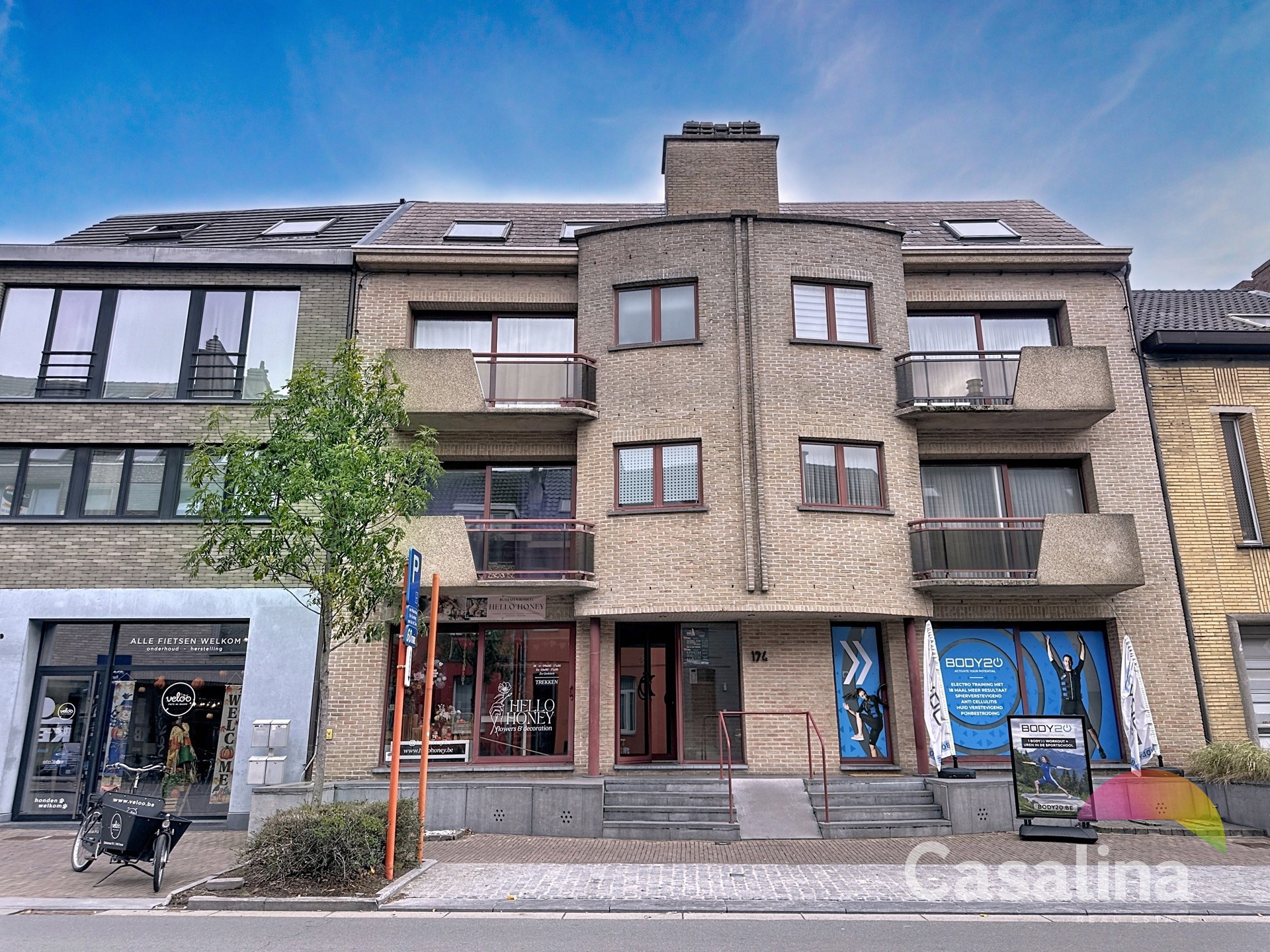 Gemengd gebouw bestaande uit 2 handelsruimtes en 4 woonunits - foto 2