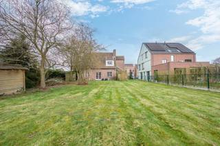 Deze ruime en te renoveren landelijke villa biedt een unieke kans voor wie op zoek is naar een karaktervolle woning met tal van mogelijkheden. Op...