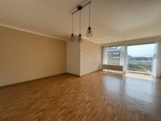 Op de vijfde verdieping van een verzorgd appartementsgebouw aan de Dascottelei bevindt zich dit ruime appartement met een bewoonbare oppervlakte van ca. 83 m². Dankzij de hogere verdieping geniet u van een aangename lichtinval en een open gevoel, terwijl de centrale ligging ervoor zorgt dat winkels, openbaar vervoer, scholen en belangrijke invalswegen steeds binnen handbereik zijn.<br /><br />Bij het betreden van het appartement komt u terecht in een ruime leefruimte die voldoende plaats biedt voor zowel een gezellige zithoek als een volwaardige eetplaats. De open keuken sluit aan op de woonkamer en is uitgerust met een koelkast met diepvriezer, een inductiekookplaat en een dampkap. De praktische indeling zorgt voor een aangename woonomgeving waarin de verschillende ruimtes mooi in elkaar overvloeien.<br /><br />De slaapkamer is ruim en biedt meer dan voldoende plaats voor een tweepersoonsbed en een ruime kleerkast. Zowel in de woonkamer als in de slaapkamer is airconditioning voorzien, wat het wooncomfort aanzienlijk verhoogt tijdens warme dagen.<br /><br />De badkamer is functioneel ingericht met een ligbad en beschikt bovendien over een aparte berging die de nodige aansluitingen voor een wasmachine en droogkast voorziet.<br /><br />Verder beschikt het appartement over een privatieve kelderberging, ideaal als extra opbergruimte, en is er een gemeenschappelijke fietsenberging aanwezig in het gebouw.<br /><br />Ook op technisch en energetisch vlak is dit een interessante woning. Met een gunstig EPC-label B geniet u van een energiezuinige woonst, terwijl de maandelijkse gemeenschappelijke kosten beperkt blijven tot slechts €75.<br /><br />Onmiddellijk beschikbaar. <br /><br />Interesse? Contacteer ons voor meer informatie of een bezoek via laura@wellimmo.net of 03 225 00 68.<br />