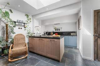 <h2><span>Gerenoveerde stadswoning in hartje Harelbeke</span></h2><p><span>Vanafprijs: 299.000 euro</span><span> </span><span>Richtprijs: 330.000 euro</span></p><h3><span>Instapklaar wonen met stijl en comfort</span></h3><p><span>Deze volledig </span><span>gerenoveerde stadswoning (2022)</span><span> combineert modern wooncomfort met een centrale ligging. Dankzij de vernieuwde </span><span>gevel, ramen, vloeren, badkamer, keuken en meer</span><span> geniet je hier van zorgeloos wonen vanaf dag één.</span></p><h3><span>Indeling</span></h3><ul><li><span>Inkomhal met gastentoilet</span></li><li><span>Praktische berging</span></li><li><span>Open, volledig uitgeruste keuken</span></li><li><span>Ruime en lichtrijke leefruimte</span></li><li><span>Overdekt terras</span></li><li><span>Gezellige stadstuin</span></li><li><span>Prachtige badkamer</span></li><li><span>4 volwaardige slaapkamers</span></li></ul><p><span>Een ideale woning voor wie houdt van ruimte, licht en een kwalitatieve afwerking.</span></p><p><span>Ben je overtuigd door deze parel? </span><span>Leg jouw bezoek vast via mail: stijn@vastgoedkantoorvanassche.be</span><span> of </span><span>bel 0476 76 38 76</span><span>.</span></p><p><span>Wij kijken er alvast naar uit je te verwelkomen tijdens de bezoekdag</span></p>