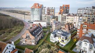 Dit hoekappartement is gelegen in een kleinschalige residentie op wandelafstand van het strand en bestaat uit: <br /><br />Inkomhal met gastentoilet en vestiaire, lichtrijke woonkamer met open ingerichte keuken, hoofdslaapkamer met badkamer (ligbad, toilet en lavabo) en tweede slaapkamer voorzien van douchekamer (douchekamer, lavabo).<br />Privatieve kelder in het gebouw. 