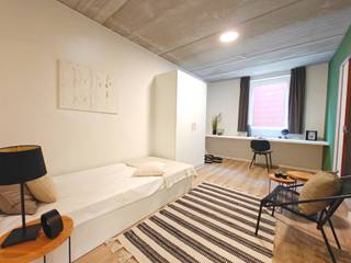 <p><span> </span><span>CHAMBRE D'ÉTUDIANT ADAPTÉE À VOTRE VIE D'ÉTUDIANT</span></p><p><span> </span></p><p><span>La résidence Amand 47 se trouve sur la très animée Sint-Amandsplein à Courtrai. Dans les environs immédiats, vous trouverez toutes les facilités nécessaires en matière de culture, de restauration et d'autres activités sociales. Nous sommes également proches de plusieurs campus universitaires. Bref, tous les éléments nécessaires à une vie étudiante confortable sont à portée de main. </span></p><p><span> </span></p><p><span>Lors de la réalisation du projet, le promoteur a tenu compte d'aspects tels que la durabilité, l'efficacité énergétique, l'utilisation optimale de l'espace, la mobilité, …  . &amp; durable et à l'épreuve du temps grâce aux techniques les plus récentes. </span></p><p><span> </span></p><p><span>Pourquoi choisir une chambre d'étudiant à Amand 47 ? Chaque chambre est peinte, équipée de l'éclairage nécessaire et d'une salle de bain privée (équipée d'une douche, d'un meuble lavabo avec évier et d'un WC suspendu). A cela s'ajoute la présence d'un bureau, d'un lit, d'une armoire et de tringles à rideaux. </span></p><p><span> </span></p><p><span>En plus de votre espace privé (chambre d'étudiant), il y a plusieurs espaces communs tels qu'une cuisine vivante entièrement équipée (casier privé par résident), une cour-jardin commune, un abri à vélos, … </span></p><p><span> </span></p><p><span>Les avantages en un coup d'œil : </span></p><ul><li><span>Présence d'un ascenseur</span></li><li><span>Salle de bain privée</span></li><li><span>Entièrement meublé (lit, bureau, armoire &amp; étagère)</span></li><li><span>Grande cuisine commune et espace de détente</span></li><li><span>Wifi rapide &amp; garage à vélos sécurisé</span></li><li><span>Bâtiment BEN à haute efficacité énergétique</span></li><li><span>Offre diversifiée, chambres à partir de 415,00 euros/mois + 80,00 euros de frais généraux/mois</span></li></ul><p><span>Vous cherchez une chambre d'étudiant confortable dans un bâtiment durable ? Le tout à un emplacement de choix ? Vous êtes au bon endroit ! Vous souhaitez découvrir votre nouvelle chambre d'étudiant ? </span></p><p><span>Demandez une visite via le lien suivant </span><span><span>: https://yourent.pillar.estate/request-visit?access_token=2431b966-3b72-4b55-9cc2-1d06e008c1e5</span></span><span> </span></p><p><span> </span></p><p><span>Vous ne souhaitez pas encore une visite mais des informations supplémentaires ? Contactez Pillar à l'adresse  <span>info@pillar.estate</span></span><span> ou par téléphone au 033 695 695 </span>. </p><p><span> </span></p><p><span>*Les surfaces sont données à titre indicatif. Pillar ne peut être tenu responsable de l'exactitude des informations fournies. </span></p><p><span> </span></p>