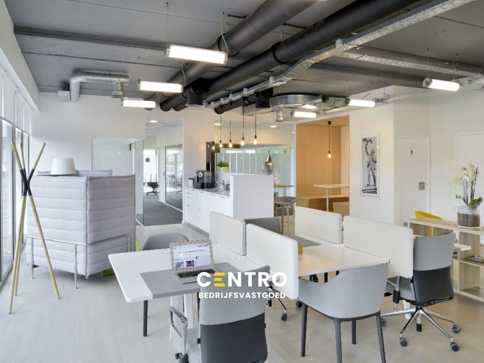 <p><strong>Volledig nieuwe Plug & Play-KANTOORRUIMTEN</strong>, bemeubeld en voorzien van randaccomodatie (vergaderzalen, sanitair, keuken, printers, telefoontoestellen, ...) en service (receptie/telefoonbeantwoording, ...). <strong>ALL-IN PRIJS!</str - foto 1