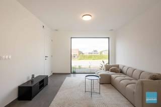 <p><strong>Te koop: Energiezuinige nieuwbouwwoning in Wichelen</strong></p>
<p>Deze stijlvolle woning combineert modern comfort met duurzaamheid. Met een uitzonderlijk EPC van MIN 15, een warmtepomp en 14 zonnepanelen woont u beter dan energieneutraal. (uniek in belgië) Het gelijkvloers omvat een inkomhal, ruime leefruimte met open keuken (waarde € 20.000, exclusief toestellen) voorzien van zwarte Miele-toestellen, een berging en een apart toilet. Op de eerste verdieping vindt u 3 slaapkamers, een bureauruimte, een berging, een badkamer met dubbele lavabo, ligbad en inloopdouche, en een tweede apart toilet.<br /><br />Ideaal gelegen in een rustige buurt nabij alle voorzieningen.<br />Graag verdere informatie? Contacteer ons op 052 52 80 30 of mail naar info@goemanvastgoed.be !</p>