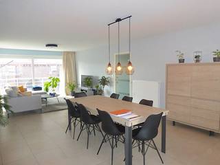 Onder de kerktoren van Wevelgem vinden we dit prachtig, instapklaar appartement terug. <br /><br />Via de lift of de trap gaan we naar de 2e verdieping. Er is een inkomhal met vestiaireruimte en apart toilet. Bij het binnenkomen van de living valt meteen de ruimte en de grote lichtinval op. Langs het grote raam aan de voorzijde kunnen we het dagelijkse leven op de markt volgen, terwijl het langs het schuifraam via de keuken dan weer rustig is. Langs hier is het terras bereikbaar. <br />De keuken is open en voorzien van alle nodige toestellen (oven, ceramisch vuur, ijskast, vaatwasser) en een handige ontbijttafel.<br />Verder zijn er 2 degelijke slaapkamers, een aparte berging en een badkamer met lavabo meubel en douche. <br />In de ondergrondse verdieping is er een privé autostaanplaats en kelder aanwezig. <br /><br />Cv op aardgas (condensatieketel). <br />Vaste kosten: provisie € 80/maand (kosten syndicus, lift, elektriciteit gemene delen)<br /><br />Dit appartement is volledig geschilderd, zeer verzorgd en dus instapklaar!<br /><br />Gezien de centrale ligging zijn winkels, banken, tavernes, ... op wandelafstand bereikbaar. <br /><br />Werkelijk een topappartement!