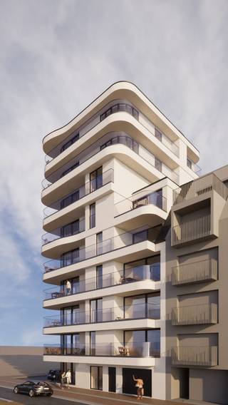 Met trots stellen wij Residentie “Dunes” voor, een stijlvol en hedendaags woonproject op een toplocatie in Middelkerke, op de hoek van de Vlaanderenstraat en de Leopoldlaan. Hier woont u in alle rust, op wandelafstand van het bruisende centrum én vlak bij de Zeedijk en het strand. Residentie Dunes omvat één elegant vormgegeven gebouw met twee afzonderlijke inkomhallen, wat zorgt voor extra comfort en privacy voor de bewoners. Ondergronds bevindt zich een ruime kelderverdieping over twee niveaus met twee afgesloten garages en twaalf parkeerplaatsen. Daarnaast is er een gemeenschappelijke fietsenberging voorzien, ideaal voor wie graag de kust per fiets verkent. De uitstekende ligging combineert een vlotte bereikbaarheid met de charme van het kustleven. Winkels, horeca en openbaar vervoer bevinden zich in de onmiddellijke omgeving, terwijl de nabijheid van de Zeedijk garant staat voor ontspannende wandelingen en frisse zeelucht. Dit appartement met 2 slaapkamers is gelegen op de 2° verdieping. Grote raampartijen zorgen voor een overvloed aan natuurlijk licht en creëren een aangename woonbeleving in elk appartement. Residentie Dunes biedt een harmonieuze mix van elegantie, functionaliteit en topligging, een ideale investering of een perfecte thuis aan zee.