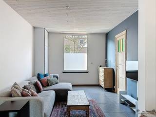 Deze verzorgde en energiezuinige woning verwelkomt je via een inkomhal met toegang tot de gezellige leefruimte, de keuken en de kelder. De...