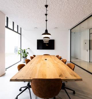 Bureaux modernes entièrement rénovés à vendre, idéalement situés Rue Gheude 19 à Anderlecht.Ces bureaux clés en main d’une superficie d’environ 320...