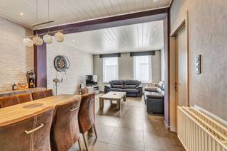 <p>In het hart van Welle bevindt zich deze <strong>instapklare hoekwoning op een uitstekende locatie</strong>, op wandelafstand van winkels, scholen en openbaar vervoer. Dankzij de vlotte verbindingen is dit de ideale uitvalsbasis voor gezinnen, starters of investeerders.</p><p>De woning verkeert in goede staat, werd gerenoveerd in 2016 en is <strong>niet onderworpen aan de renovatieplicht</strong>, waardoor u zonder ingrijpende werken onmiddellijk kunt intrekken. Op het gelijkvloers bevinden zich een inkomhal, een gezellige leefruimte met salon en eetplaats, een ingerichte keuken, een badkamer en een praktische berging. Op de eerste verdieping vindt u een nachthal en<strong> twee volwaardige slaapkamers</strong>. De zolder is bereikbaar via een vaste trap en biedt de <strong>mogelijkheid om extra slaapkamers of een hobbyruimte te creëren</strong>. Buiten geniet u van een gezellig terras en een aangename tuin met rechtstreekse toegang tot de achterliggende garage. Bovendien beschikt de eigendom over een <strong>extra perceel tuingrond aan de overzijde van de straat</strong>, wat tal van mogelijkheden biedt. CV op aardgas - Buitenschrijnwerk in PVC met dubbele beglazing - Dak in pannen.</p>